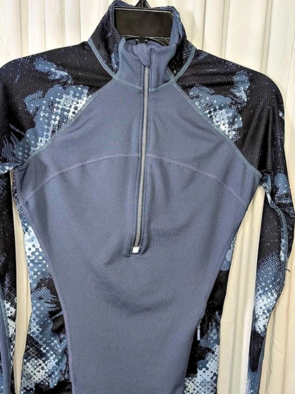 Athleta Abstract Quarter-Zip Athletic Top in Gray & Black XS Like ew
